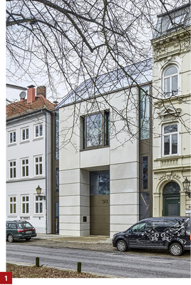 



Moderne Glasarchitektur braucht innovative Raumlösungen. Zeigt die Straßenseite sich im unteren Bereich recht geschlossen, ist die Hofseite – an die sich das Bad anschließt – dagegen komplett verglast. 
