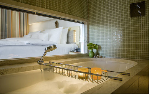 <p>
Um die Attraktivität des Hotelbades zu erhöhen, wurde es anfangs mit Wanddurchbrüchen hin zum Schlafraum geöffnet, um Tageslicht einzulassen …
</p>

<p>
</p> - © Gregor Titze / Bette

