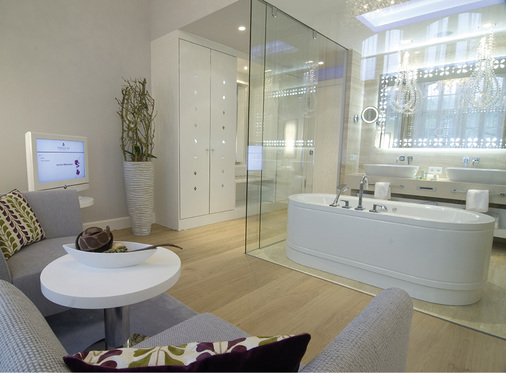 
… später wurden dann ganze Wände weggelassen oder durch Glas ersetzt. Aber: Maximale Transparenz widerspricht dem Bedürfnis nach Intimität.



