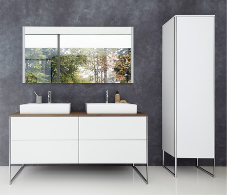 
Prägendes Designmerkmal: ein Viertelkreisprofil in Chrom, welches das Möbel seitlich einrahmt. 



