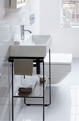 
Bei einigen Möbelprogrammen markiert die Kombination aus verschiedenen ausgewählten Werkstoffen einen neuen Trend. 



