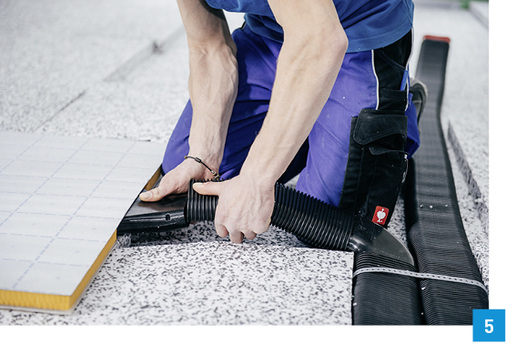 
Kanalübergänge verbinden das Bodenpaneel mit den tiefer liegenden Lüftungskanälen.



