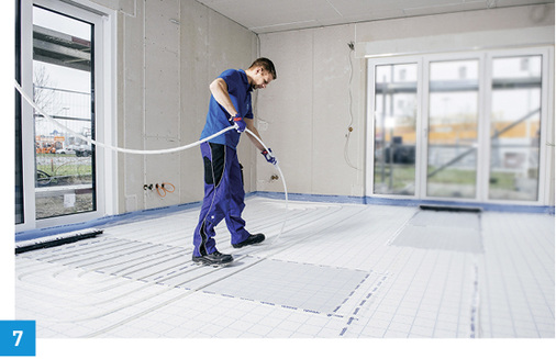 
Die Zwischenräume werden mit Uponor-Klettplatten aufgefüllt und das Fußbodenheizungrohr wie gewohnt über die gesamte Raumfläche verlegt.



