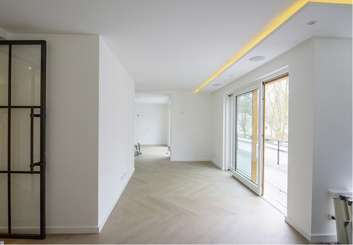 
Der Feuchteeintrag in Neubauten ist beträchtlich, Schimmel ein häufiges Problem. Nach dem Erstbezug ist eine intensive Fensterlüftung obligatorisch. Die kontinuierliche mechanische Wohnungslüftung wirkt zusätzlich einer verdeckten Schimmelbildung entgegen.



