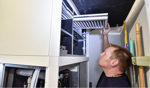 
Die Klassifizierung der Filter in Lüftungsgeräten erfolgt jetzt nach ISO 16 890. Die Prüfbedingungen der neuen Norm bilden die reale Belastung der Außenluft besser ab.



