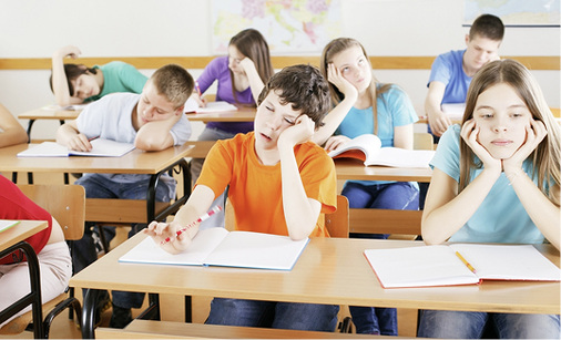 

Der CO

2

-Gehalt im Klassenraum kann rasch gravierend ansteigen und zu Kopfschmerzen und Konzentrationsschwierigkeiten bei den Schülern führen.





