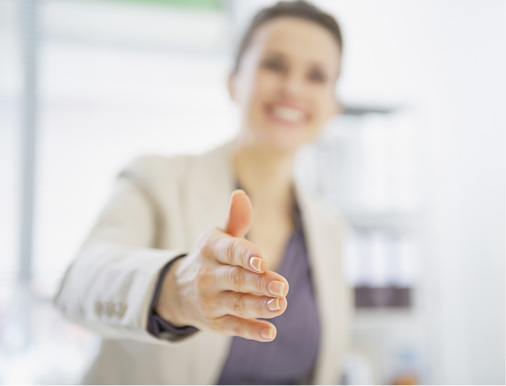 
Eine freundliche persönliche Begrüßung am ersten Tag im Betrieb nimmt den Azubis ihre Unsicherheit und ist daher ein Muss.



