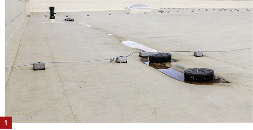 
Von der Flachdachkonstruktion eines Logistikzentrums wird das Regenwasser durch ein Unterdruck-Dachentwässerungssystem abgeleitet.



