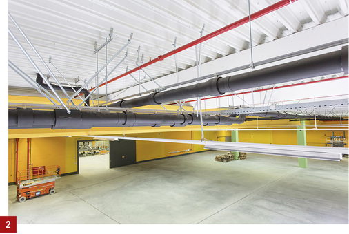 
Das Unterdruck-Dachentwässerungssystem erlaubt eine waagrechte Verlegung der Regenwasserleitungen. Kreuzungspunkte mit Leitungen und Trassen verschiedener gebäudetechnischer Gewerke lassen sich dadurch einfacher koordinieren.



