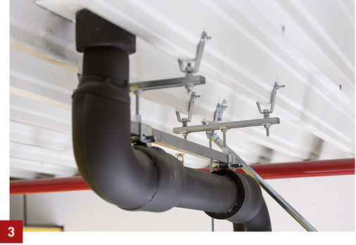 
Die Befestigung der Pluvia-Regenwasserleitungen erfolgt an einer zum System gehörenden Tragschiene. Die infolge Längenausdehnung des PE-Rohres wirkenden Kräfte werden zwischen Fixpunkten aufgenommen.



