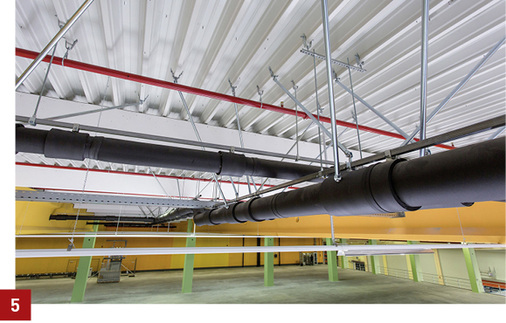 <p>
Flachdachkonstruktionen von Industrie-Hallenbauten müssen große Spannweiten überbrücken. Unterdruck-Dachentwässerungssysteme mit Regenwasserleitungen aus PE-Kunststoffrohr halten die Gewichtsbeanspruchung gering.
</p>

<p>
</p> - © Geberit

