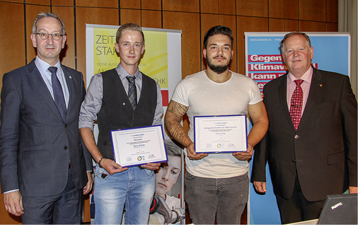 
Ausgezeichneter Nachwuchs: Kevin Zeman (2. von links) und Cihan Ulug (2. von rechts) wurden für ihre Top-Platzierung beim Leistungswettbewerb des Deutschen Handwerks ausgezeichnet.



