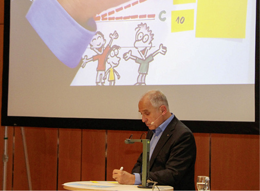 
Werner „Tiki“ Küstenmacher erklärte und zeichnete sein Simplify-Prinzip in Ludwigsburg. 



