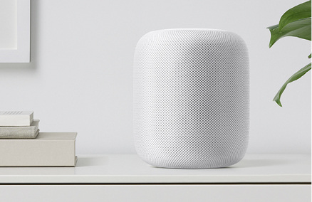 <p>
Beim Apple Smarthome-System wird mit der Home App das gesamte HomeKit-Zubehör gesteuert. Einzelwünsche, wie „Hey, Siri, mach den Raum wärmer“, und Szenen lassen sich auch per Stimme über den neuen HomePod aktivieren.
</p>

<p>
</p> - © Apple

