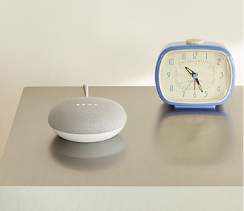 <p>
</p>

<p>
Von Google gibt es auch eine kompakte Smartspeaker-Version: Der Home Mini lässt sich mit dem persönlichen Google-Konto verknüpfen, sodass mehrere Nutzer auch personalisierte Antworten erhalten.
</p> - © Google

