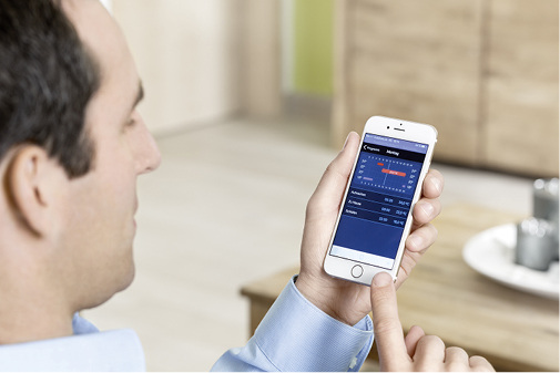 
Die vernetzten Steuerungen der Heizungshersteller konzentrieren sich derzeit noch eher auf den Zugriff auf Heizungsfunktionen per App. Sprachsteuerung ist trotzdem möglich, indem man das Heizungsgateway mit einem vorhandenen Smarthome-System verbindet.



