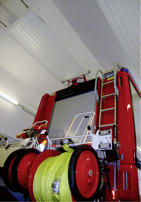 
Die Deckenstrahlplatten können entweder einzeln aufgehängt oder zu längeren Bändern zusammengefügt werden.



