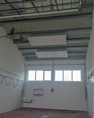 
Für die Befestigung an der Decke werden gebrauchsfertige Spezial-Drahtseilabhängungen mit werkzeugloser Verstellung empfohlen.



