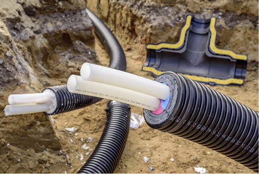 
Optimal werden die Haupttrassen mit PUR-gedämmten Rohren (hinten) ausgeführt, die Objektanschlussleitungen mit flexibleren PEX-gedämmten Rohren (vorne) . Diese Kombination ist nur möglich, wenn auf beide Versionen dasselbe Zubehör passt (im Hintergrund).



