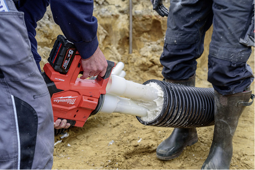 
Presssysteme sind inzwischen die bevorzugte Verbindungstechnik für Nahwärmenetze. Bei der Technologie Uponor Quick & Easy können die Rohrenden einzeln behandelt und anschließend einfach zusammengeschoben werden.



