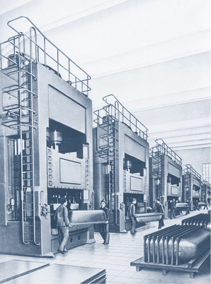<p>
1957 nimmt Kaldewei die weltweit erste hydraulische Badewannen-Pressenstraße in Betrieb. Mit ihr konnten Wannen nahtlos aus einer Stahlplatine gezogen werden.
</p>

<p>
</p> - © Kaldewei

