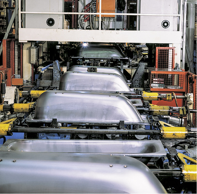 
Mit neuen Produktionstechniken wurde die Branche revolutioniert, unter anderem mit schnellen und flexiblen Pressenstraßen für Badewannen und Duschflächen.



