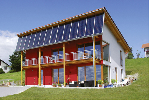 <p>
Solarthermiekollektoren lassen sich selbst bei einer ungünstigen Dachausrichtung technisch und architektonisch günstig im Fassadenbereich platzieren.
</p>

<p>
</p> - © Sonnenhaus-Institut

