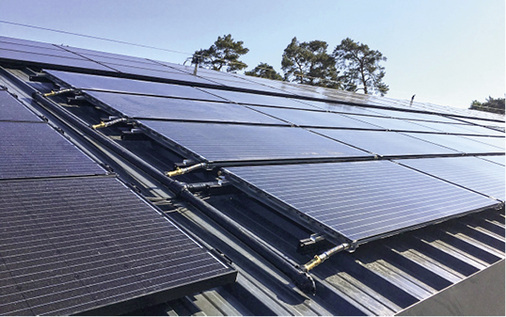 
Interessante Alternative: In Frankreich und der Schweiz werden vermehrt Solarthermie-PV-Hybridanlagen (PVT-Anlagen) verbaut. In Deutschland bietet z. B. die Firma Consolar den PVT-Kollektor Solink an (siehe SBZ 10/2018).



