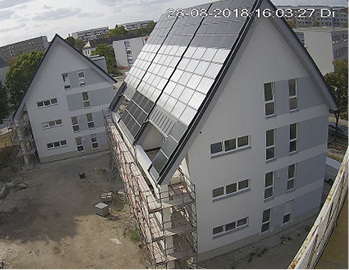 <p>
In Cottbus baut die Wohnungsgenossenschaft eG Wohnen derzeit zwei energieautarke Mehrfamilienhäuser, die sich selbst mit Wärme, Strom und Elektromobilität aus der Sonne versorgen. 
</p>

<p>
</p> - © Sonnenhaus-Institut

