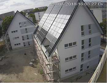<p>
In Cottbus baut die Wohnungsgenossenschaft eG Wohnen derzeit zwei energieautarke Mehrfamilienhäuser, die sich selbst mit Wärme, Strom und Elektromobilität aus der Sonne versorgen. 
</p>
<p>
</p> - © Sonnenhaus-Institut
 
In Cottbus baut die Wohnungsgenossenschaft eG Wohnen derzeit zwei energieautarke Mehrfamilienhäuser, die sich selbst mit Wärme, Strom und Elektromobilität aus der Sonne versorgen.