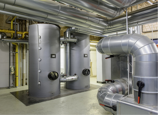 <p>
Ein Buderus-Heizsystem im Werk der Kubota Baumaschinen GmbH stellt nicht nur Heizwärme bereit, sondern verbessert mithilfe von Pufferspeichern auch die Prozessstabilität in der Produktion.
</p>
<p>
</p> - © Buderus
 
Ein Buderus-Heizsystem im Werk der Kubota Baumaschinen GmbH stellt nicht nur Heizwärme bereit, sondern verbessert mithilfe von Pufferspeichern auch die Prozessstabilität in der Produktion.