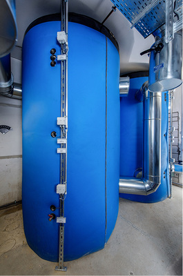 
Zwei Buderus-Pufferspeicher mit je 5500 l Fassungsvermögen sind im Nahwärmesystem eines Wohnquartiers im fränkischen Kitzingen eingebunden.



