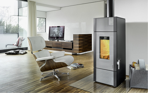 
Wasserführende Öfen werden immer beliebter: Dieses Modell zur Verfeuerung von Holz und Braunkohlebriketts hat eine Nennwärmeleistung von 8 kW, wobei die Wasserleistung 70 % beträgt.



