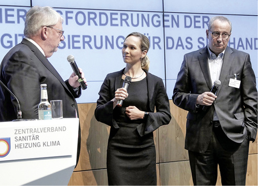 <p>
</p>

<p>
Stimmten die Teilnehmer des Kongresses auf die Herausforderungen der Digitalisierung ein (v. l.): ZVSHK-Präsident Friedrich Budde, Moderatorin Ilka Groenewold und Detlev W. Kalischer (KfW Bankengruppe).
</p> - © SBZ

