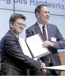 



Transferpartner: ZVSHK-Hauptgeschäftsführer Helmut Bramann (l.) und Karl-Sebastian Schulte, Geschäftsführer des Unternehmerverbandes des Deutschen Handwerks (UDH), besiegelten ihre Zusammenarbeit.
