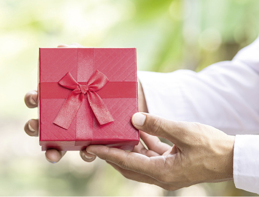 <p>
</p>

<p>
Kunden freuen sich immer über ein kleines Geschenk, sei es für Neukunden oder für besonders treue Stammkunden.
</p> - © KCHANDE / gettyimages

