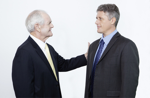 
Steht die Übergabe des eigenen Betriebs an, liegt es nahe, einen Nachfolger aus den eigenen Reihen zu wählen, weil man schon lange zusammenarbeitet und sich gut kennt. Genau dies kann aber auch zu Problemen führen.



