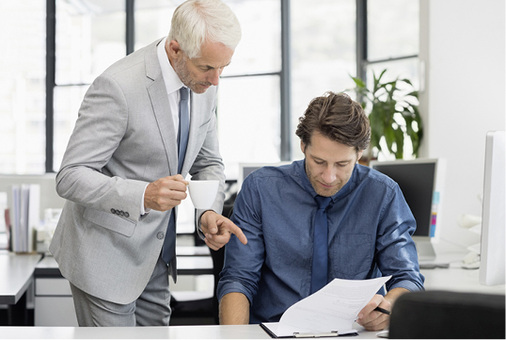 



Nach der Übergabe sollte der Ex-Chef sich aus den Geschäften heraushalten, anstatt seinem Nachfolger immer noch über die Schulter zu schauen und mitreden zu wollen.
