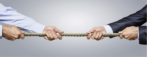 
Gerade bei firmeninternen Nachfolgen ist es oft schwierig, sich auf einen Deal zu einigen, der von beiden Seiten als fair erlebt wird. So gestalten sich die Verhandlungen als Tauziehen ...



