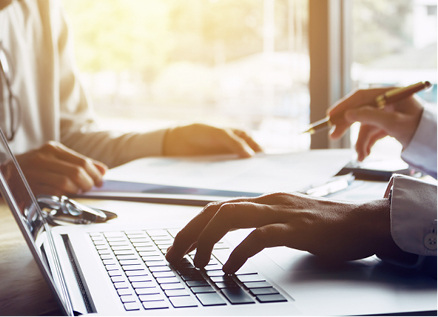 <p>
Auch wenn man sich gut kennt, sollte man sich nicht auf informelle mündliche Absprachen verlassen, sondern die Übergabe im Detail planen und alles schriftlich festhalten.
</p>

<p>
</p> - © wutwhanfoto / gettyimages

