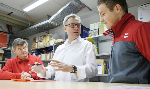 



Azubis brauchen klare Regeln und eine Einweisung in das Firmenleitbild, das nachvollziehbare Standards vorgibt.
