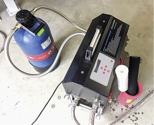 
Das System hat auch effizient Trübstoffe und Magnetitschlamm aus dem Füllwasser entfernt, wie die Gegenüberstellung der gebrauchten (schwarzen) und neuen (weißen) Filterkerze zeigt.



