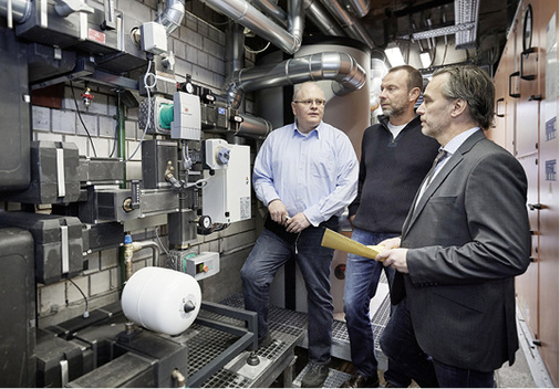 <p>
Machen sich ein Bild von der neu aufgebauten Trinkwasser-Hauptverteilung in der Turnhalle (v. l.): Bodo Jenal, Stefan Saliger und Viega-Planerberater Jörg Weber.
</p>

<p>
</p> - © Viega

