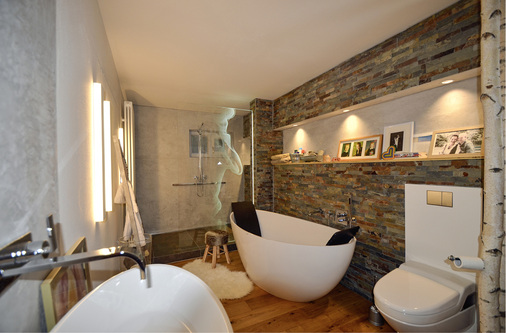 



Das Bad nimmt auf 12 m² gestalterische Elemente und Materialien aus der Natur auf – Schieferbricks und ein Rauch-Glasmotiv zum Beispiel. 
