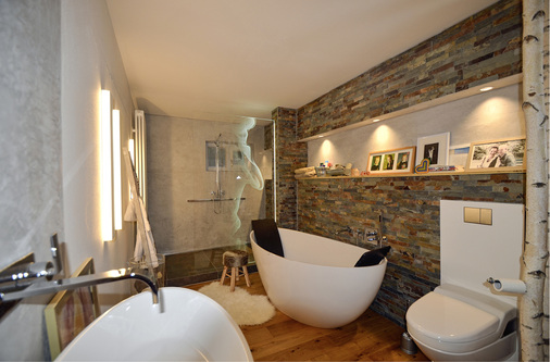 <p>
</p>

<p>
Das Bad nimmt auf 12 m² gestalterische Elemente und Materialien aus der Natur auf – Schieferbricks und ein Rauch-Glasmotiv zum Beispiel. 
</p> - © Stark


