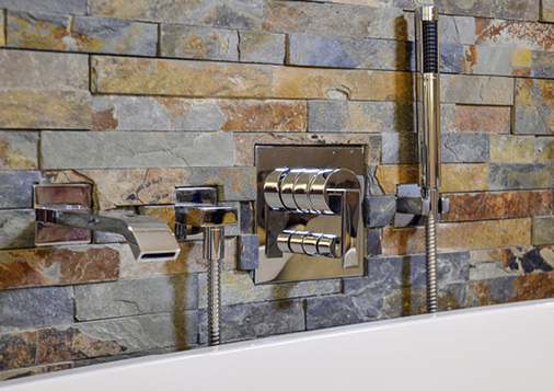 
Der Schiefer ist für die quadratischen Armaturenrosetten ausgeklinkt.



