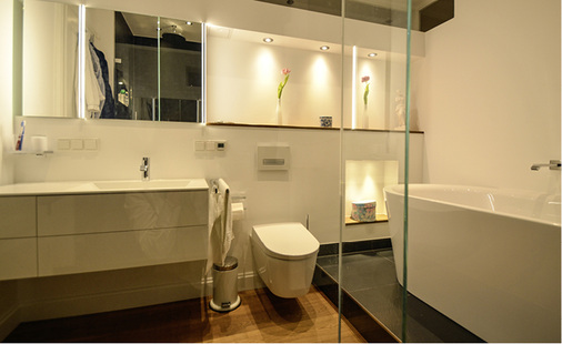 
Auch in ein 7,5 m² großes Bad lässt sich eine freistehende Badewanne gut integrieren. In diesem Fall ist sie auf einer verfliesten Stufe platziert, die über Eck in die Duschzone mündet.



