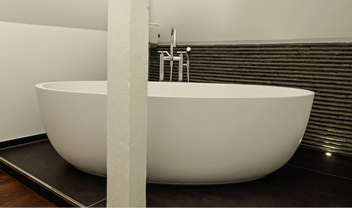 
Die niedrige Ovalwanne aus Corian lädt unter der Dachschräge zum Verweilen ein. Wichtig ist, die Einstiegshöhe zu beachten. Es empfiehlt sich, niedrige Höhen mit dem Auftraggeber abzuklären.



