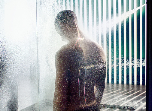 <p>
Das Gesundheitsbadezimmer: Ein Kneipp-Schlauch, Duschen mit zahlreichen Düsen oder Handbrausen mit Multifunktionsdüsen mobilisieren müde Muskeln.
</p>

<p>
</p> - © Markus Jans, Dornbracht

