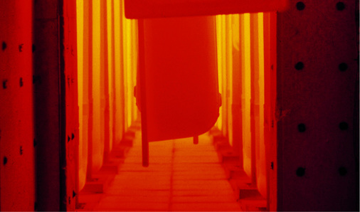 
In den Kaldewei Umkehröfen wird das Email bei 850 °C eingebrannt.



